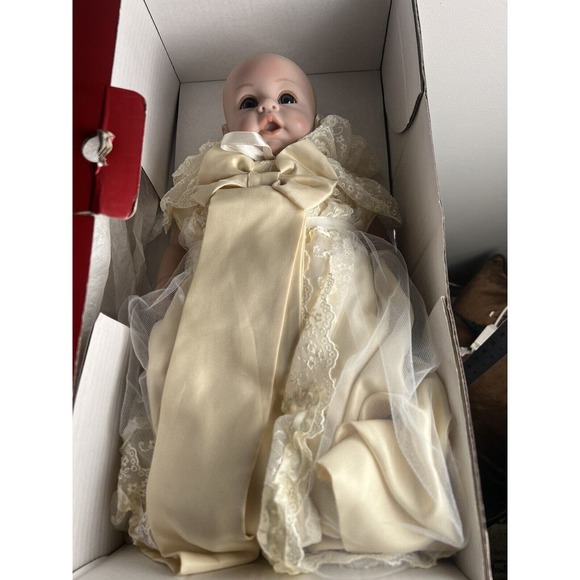 COMMEMORATIVE ADDITION VINYL ROYAL DOLL 2013 Item RD01 - Picture 13 of 16